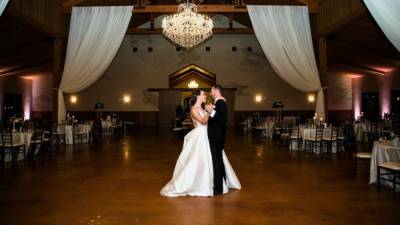 Невеста упала во время свадебного танца: какая была неожиданная реакция жениха – видео