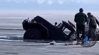 Момент провала грузовика под лед на Байкале сняли на видео
