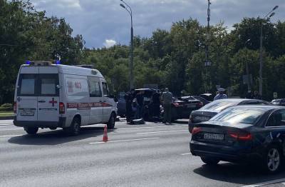 Четверо пострадали после наезда автомобиля на остановку на юго-западе Москвы
