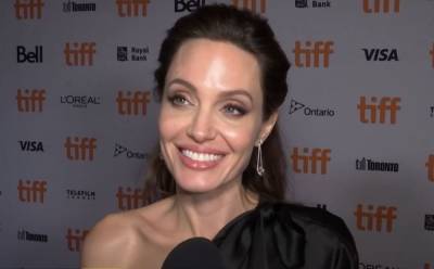 Анджелина Джоли в узкой майке засветила "сплющенный" бюст на публике: "Не слишком ли?"