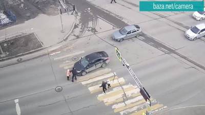 Резко выехал: в центре Вологды автомобиль едва не сбил мужчину с ребенком