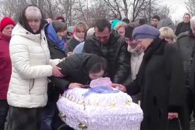 В Донбассе похоронили погибшего пятилетнего ребенка