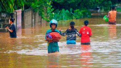 Число жертв паводков и оползней в Индонезии возросло до 86