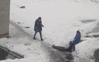 В Татарстане фельдшеры скорой протащили пьяного мужчину по снегу и грязи — видео