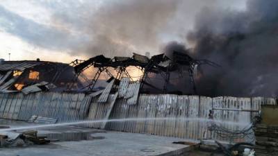 Ангары с резиной загорелись в Самарской области
