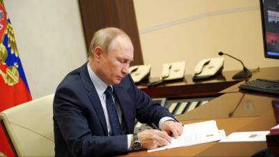 В соответствии с поправками к Конституции: Путин подписал закон о президентских сроках