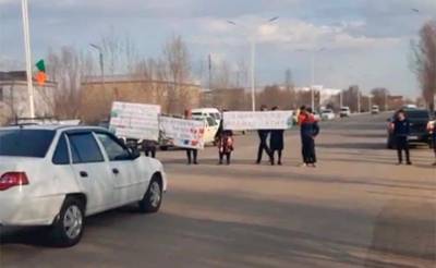 В Каракалпакстане сотрудники детсада устроили акцию протеста и перекрыли дорогу