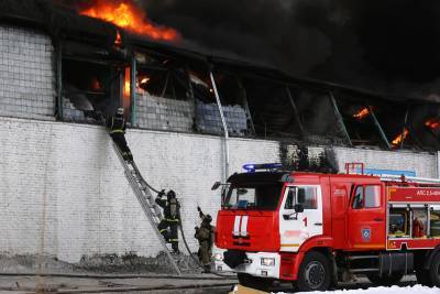 Локализован крупный пожар на складе в Самарской области
