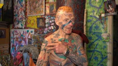 74-летний пенсионер из Екатеринбурга сделал десятки тату.