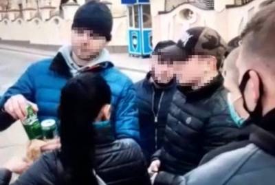Двое россиян, представившись активистами, избили на Подоле киевлянина, который пил на улице пиво