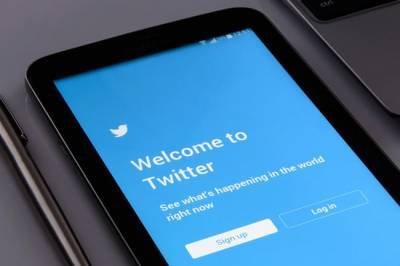Политолог объяснил, почему российские власти передумали запрещать Твиттер