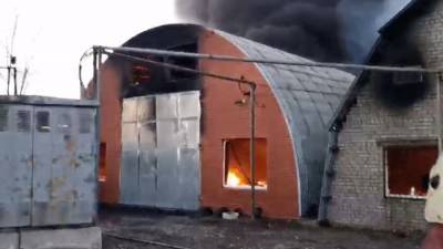 Один человек пострадал в результате пожара в ангарах в Самарской области
