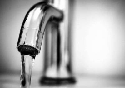 Медики раскрыли опасность питья воды из-под крана