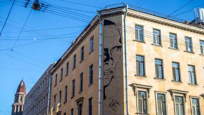 Очереди за заграном, власти против граффити с Хармсом и 17% ковидных коек: Петербург 5 апреля