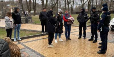 Помогли зоозащитники. В Киеве полиция выписала админпротоколы на мужчин, которые предлагали сделать фото с птицами