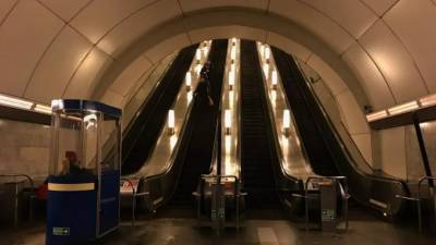 На центральных станциях метро Петербурга светильники заменят на современные лампы - piter.tv - Санкт-Петербург