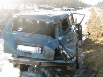 Водитель без прав улетел в кювет на трассе в Бабаевском районе