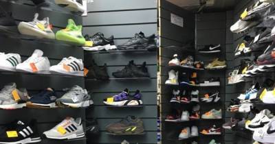В калининградском ТЦ "Новый двор" нашли партию китайских и вьетнамских кроссовок, подделанных под известные бренды