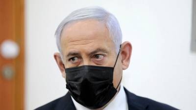 Нетаньяху предстал перед судом, в то время как коалиционные переговоры продолжаются