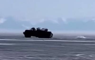 На озере Байкал под лед провалились два грузовика