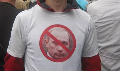 Россияне стали меньше доверять Владимиру Путину и больше доверять Алексею Навальному