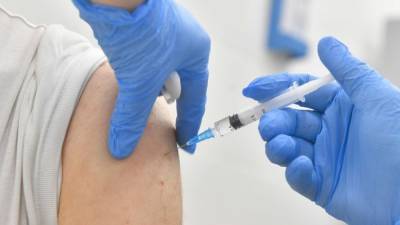 Иммунолог дал советы по вакцинации уже переболевшим COVID-19