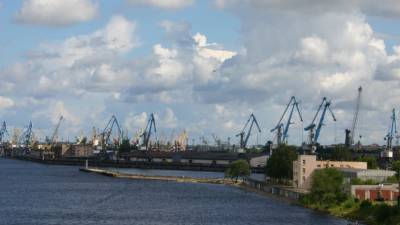 В Латвии предложили ликвидировать порты и сдать на металлолом рельсы и поезда