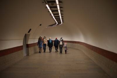 На станциях метро в центре Петербурга заменят светильники