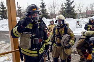 В Новокузнецке пожарные вывели жильцов из горящего дома