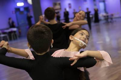 Бальные танцы в условиях пандемии продолжают быть частью жизни итальянцев (ФОТО)