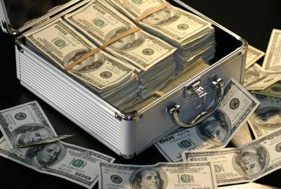 50 килограммов долларов: зачем украинские чиновники хранят дома чемоданы денег