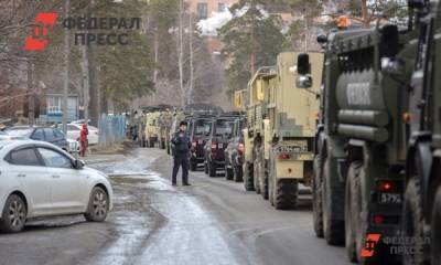 На окраине Екатеринбурга автомобилисты встали в пробку из-за военных