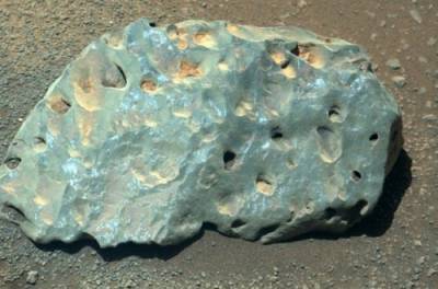 NASA показало снимок загадочного голубого камня с Марса