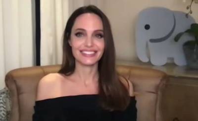 Раздетая Анджелина Джоли поманила на диван, сияя ослепительной улыбкой: "Доброе утро..."
