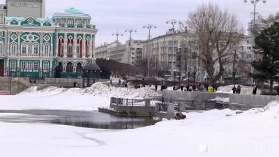 Мужчина на самокате провалился под лед в центре города