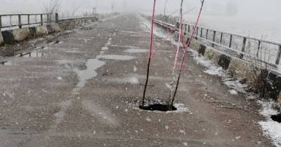 В Славском районе на участке дороги между посёлками Охотное и Громово появилась дыра на мосту (фото)
