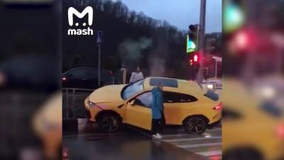 В Сочи Lamborghini на скорости врезался в дорожное ограждение