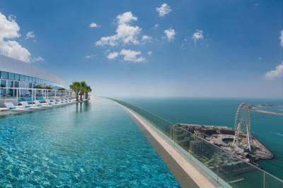 За самый высокий панорамный бассейн: отель в Дубае попал в Книгу рекордов Гиннеса – фото