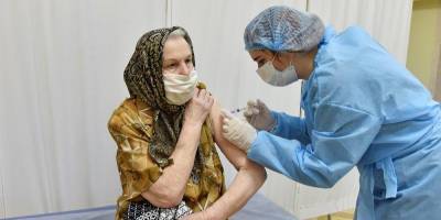 В Украине прививку от коронавируса получили более 300 тысяч человек