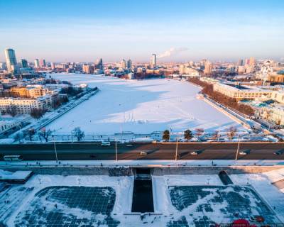 В центре Екатеринбурга парень на электросамокате провалился под лед