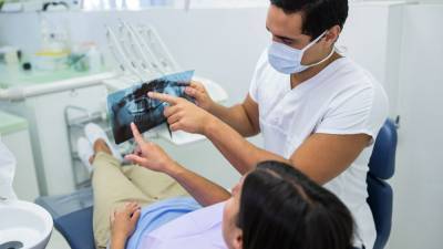 Стоматолог-имплантолог возглавил список самых дорогих вакансий в Москве