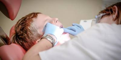 Стоматолог вырвал у ребенка самый длинный молочный зуб в мире
