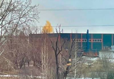 Минэкологии проверяет завод с рыжим дымом из труб, обнаруженный в Челябинске