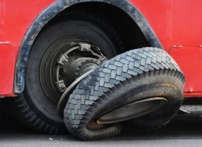Две пассажирки получили травмы из-за разорвавшегося колеса троллейбуса в Советском районе