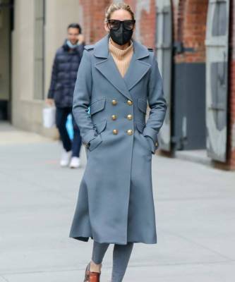 Двубортное пальто, джинсы-скинни и лоферы: Оливия Палермо продолжает гнуть свою модную линию