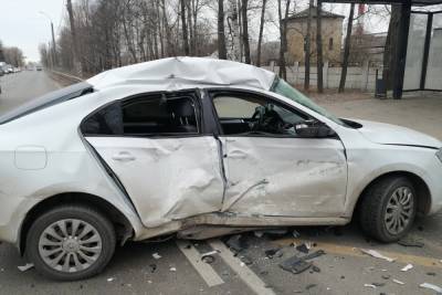 Пострадавший в столкновении с фурой водитель находится в тяжелом состоянии в Твери