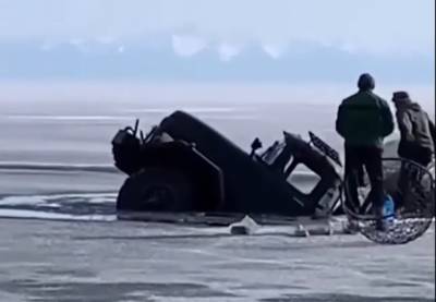 Дарвин рядом: на Байкале два грузовика провалились под лед