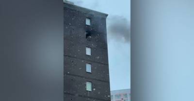 Кричащие люди в окне и пламя. Лайф публикует жуткое видео пожара в многоэтажке под Петербургом