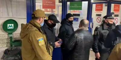 Люди массово пытаются попасть в метро Киева по поддельным спецпропускам – как отличить фальшивку, видео - ТЕЛЕГРАФ