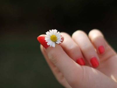 Врач-дерматолог Ирина Гостева опровергла известный миф о белых пятнах на ногтях